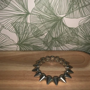 Armband - Knappt använd. Köp fler smycken ---> billigare pris