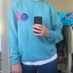 Cool sweatshirt  - Säljer denna fina sweatshirt som jag köpt på plick men som tyvärr inte har kommit till användning💕💕 160 inklusive frakt💕💕💕kontakta för mer info eller fler bilder