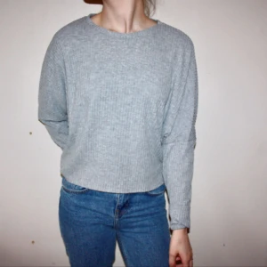  - Grå ribbad tröja från BIKBOK. Storlek small. Endast använd 1 gång  Frakt 42kr