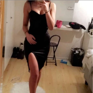  - Jätte fin svart klänning. Endast använd en gång. Perfekt nu till nyår Kontakta för mer bilder.  Köparen står för frakten  Priset kan diskuteras 