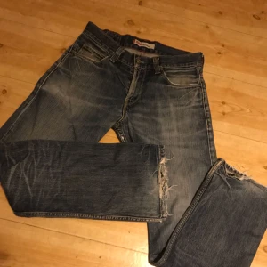  - Snyggt slitna Levis 506 standard i storlek 32/32 Hämtas i Uppsala eller kan skickas spårbart för 53 SEK