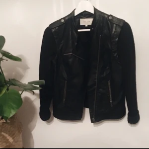  - Jacka i fint skick! Kan ta av ärmarna så blir det en väst. 