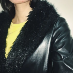  - Kappa i fejk-skinn för en riktig häxa!! 🔮 Lite figursydd, inga fickor. Den har inget foder utan är väldigt tunn. Passar på mig som är XS/S, lappen visar storlek 2 