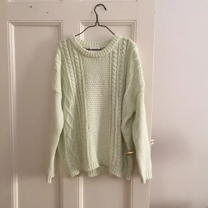  - Mintgrön kabelstickad kofta från Monki. Stor i storleken så passar XS-M beroende på hur man önskar att den ska sitta
