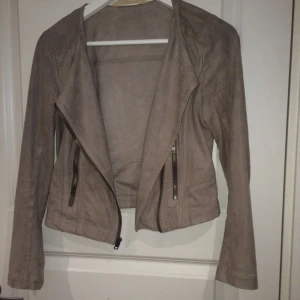  - Fin mocka jacka som är i väldigt bra skick, använt vid få tillfällen. inget som är fel eller sönder. ordinarie pris låg på cirka 900kr