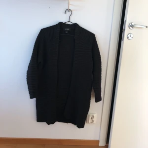  - Oversize kofta från Monki, i princip aldrig använd, ribbad. Super varm och go. Köparen betalar frakt ✨✨ 