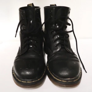  - Dr Martens, köpta secondhand lite slitna men i bra skick! Bytt till nya sko snören ☺️ frakt tillkommer