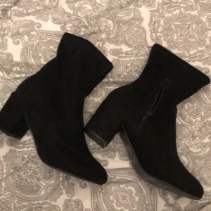  - Jättefina klackar som tyvärr va för stora för mig. De ska vara 38 men var väldigt stora så de passar 39. Frakt inräknat i priset❗️