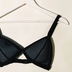  - Bikini från H&M. Säljes för 30kr, frakt tillkommer.