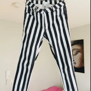  - Balla brallor som skulle sitta bra på en större S eller mindre M. De är ganska smala i benen men något bredare i midjan. God kvalitet och gott skick!