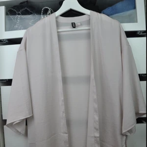  - Morgonrock i siden, endast använd ett fåtal gånger så i mycket fint skick. Strl xs! 