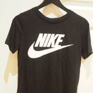  - Ny t-shirt från Nike. Svart med vit logga  