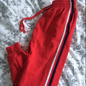  - Jättehäftiga byxor från BIKBOK, använda en kort stund en gång. S men passar M också då jag är storlek M. Köparen står för frakten. 