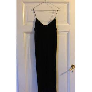 Superfin enkel svart klänning från & Other Stories i strl 40. 100% viskos. Säljer pga för stor för mig. Knappt använd!
