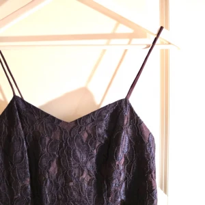  - Fin vintage-klänning! Kort klänning i mörkblå spets med dragkedja där bak. Köpt på Beyond Retro och säljer då den tyvärr var för liten för mig! Aldrig använd.