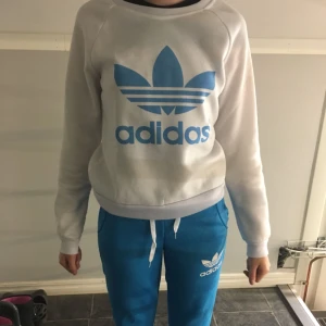 - Blå vit Adidas dress fake, jätte bekväm och varm, swish går bra köpare står för frakten