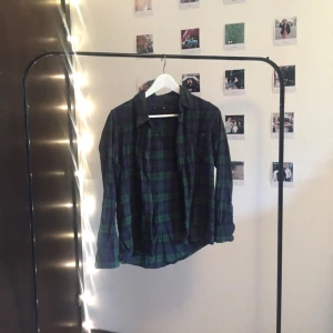  - Snyggaste skjortan i stan! Grön och svart och härlig. Höstig 100%. Mötes up i Stockholm eller fraktas. 