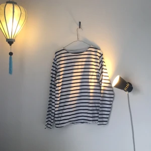  - Snygg oversize randig långärmad tröja. Ränderna är mörkblå/marinblå, nästan svarta. Unisex. Bra skick! 