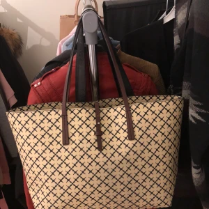  - Endast använd 4 ggr! Absolut nyskick, inga skavanker, hel och ren! Köpt på Wakakuu för 2300kr. Jättefin väska som förtjänar komma mer till användning. Stor och rymlig, perfekt till skola eller resa. Detaljer i läder.
