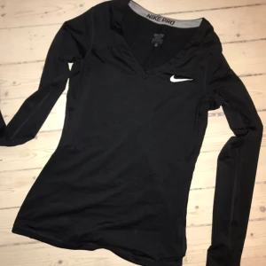  - Nike tröja. I jättebra skick. Superskönt material. Frakt 28 kr