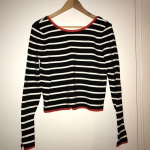  - Randig finstickad tröja, använd 1 gång. Går ner i ryggen