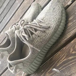 Grå/beiga adidas yeezys, storlek 39,1/3. Använt ungefär 10 gånger. Skorna är i nytt skick om man bortser från sulan i skon som har lite slitage (syns på bild 3). Dock så kan man ta ut sulan. 