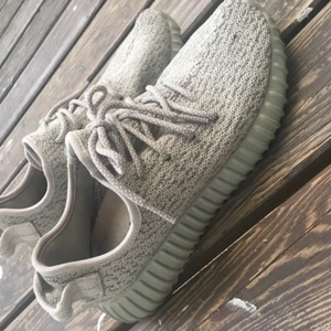  - Grå/beiga adidas yeezys, storlek 39,1/3. Använt ungefär 10 gånger. Skorna är i nytt skick om man bortser från sulan i skon som har lite slitage (syns på bild 3). Dock så kan man ta ut sulan. 