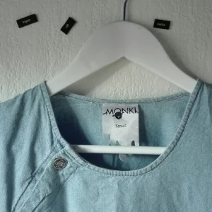  - a jeans shirt from monki where I've changed the buttens myself to make it more unique. all the buttens are different from each other but all in rustic silver color🌚 buyer pays for shipping, 42 Swedish kroner, i accept Swish payment