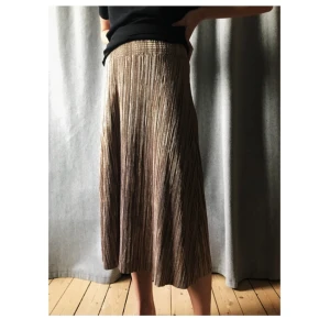  - Fin g uldig kjol från topshop storlek 36. Då den har resår i midjan och kan regleras, så den är den flexibel i storleken. Köpare står för frakt, kan också mötas upp i Stockholm. Swish! 