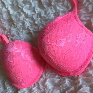  - Riktig push-up BH , 75B . Använd max 2 gånger.