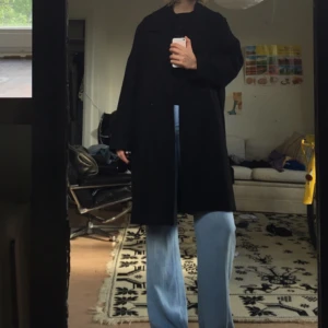  - En rejäl kappa från weekday i oversized modell som funkar både till vintern och hösten. Använd, men i gott skick!