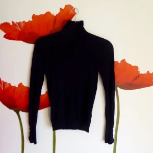  - Mörkblå polotröja med fina ärmar från Zara. Knappt använd, så den är som ny. Frakt: 20 kr 🍂