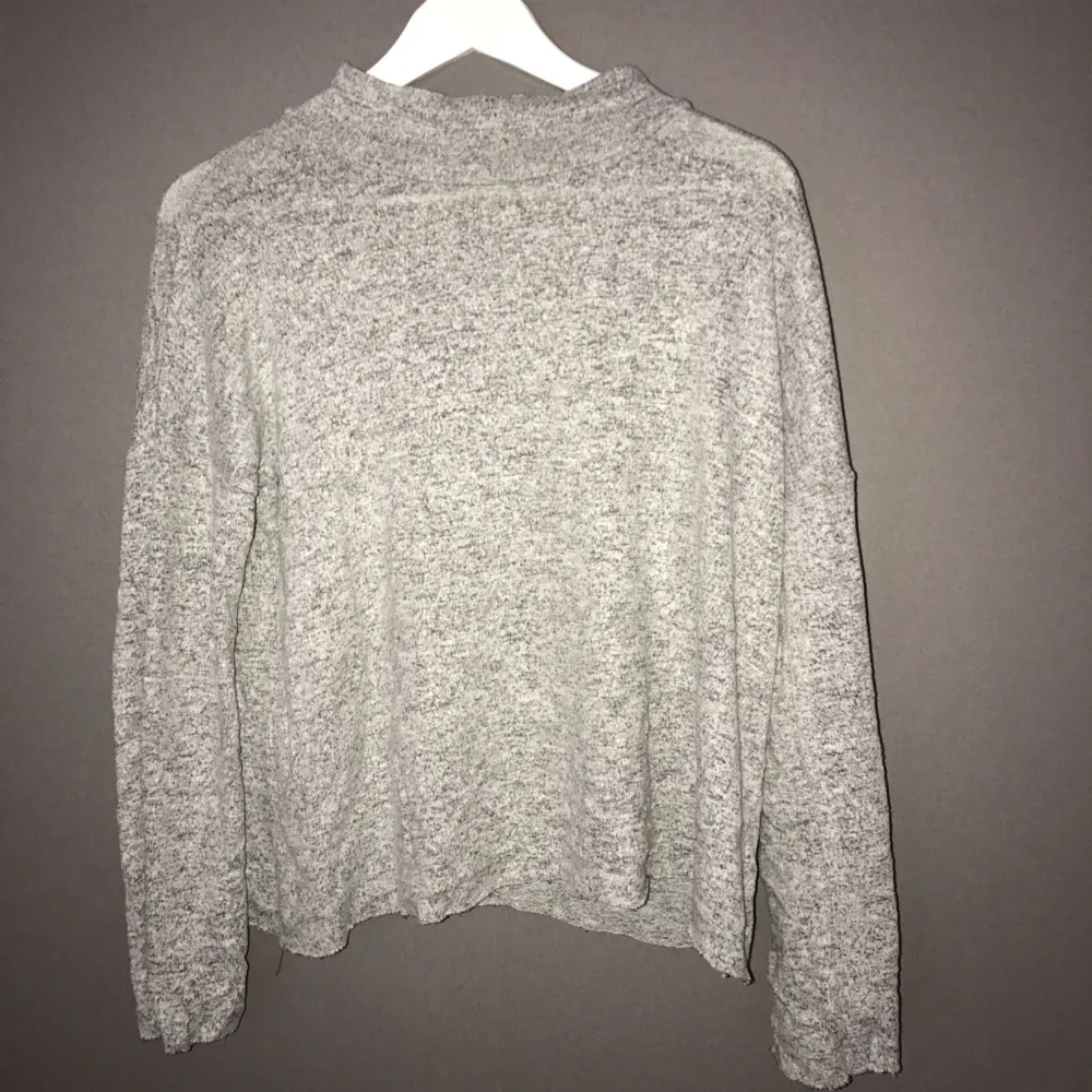 En ljusgrå mysig tröja från Chiquelle använt fåtal gånger, funkar även som XS.. Tröjor & Koftor.