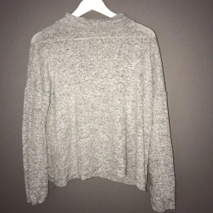  - En ljusgrå mysig tröja från Chiquelle använt fåtal gånger, funkar även som XS.