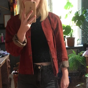  - Jättefin röd mockajacka med små änder på innefodret!  Fraktar gärna men du betalar, 50kr