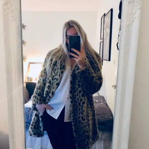  - En varm och snygg kappa till höst/vinter! Passar både till stl S och M då den är lite oversize. Fraktas eller hämtas upp i Uppsala 🐯