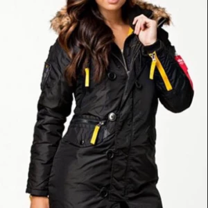  - Jättevarm snygg vinterjacka från Alpha Industries använd en gång men tyvärr för stor för mig. 😔 strl xs/s nypris nästan 3000 säljes för 2000 inkl frakt (150kr spårbart)