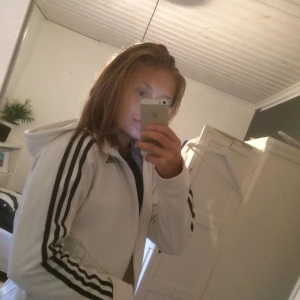  - Vit-svart randig adidas kofta i strl. M. Jag har vanligtvis strl. XS, men beroende på hur man vill att den ska sitta passar den oavsett.  Koftan är som oversize på mig. Köparen står för fraktkostnaden som tillkommer. Har Swish.  ⚪️⚫️⚪️⚫️⚪️⚫️⚪️⚫️⚪️⚫️⚪️White Adidas hoodie with black stripes.  The buyer stands for the shipping costs. I have swish.