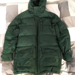  - Ordentlig snowboard jacka från WESC. 2 pytte små fläckar, annars fint skick. Storlek xs men är rätt stor. 