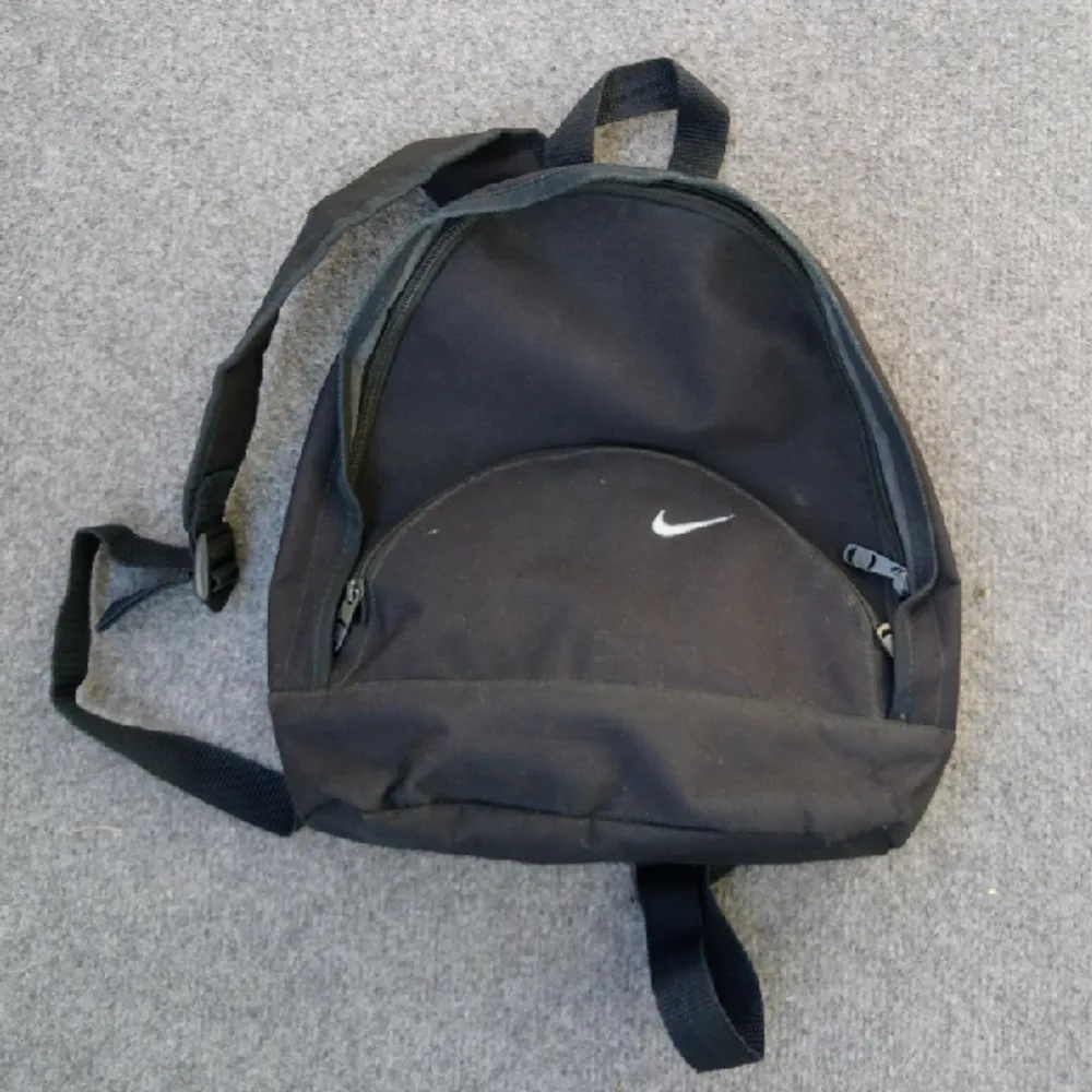 Svart ryggsäck från Nike i gott skick! . Väskor.