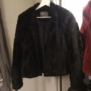  - Svart pälsjacka (ej äkta päls) från Vero Moda. Jacka är slutsåld på många ställen. Köptes för ca en månad sedan och är lite använd. :) 