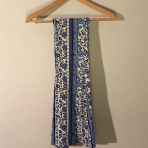  - Utsvängda byxor från Gina Tricot 