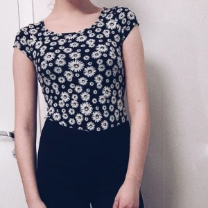  - Blommig body från NewYorker, använd men i fint skick. Köparen står för frakt✨