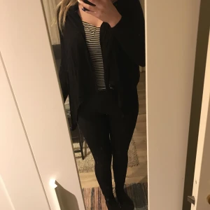  - Jättefin kofta men den har tyvärr blivit förliten. Använd fåtal gånger, Swish går bra köpare står för frakt