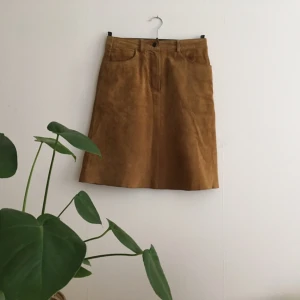  - Superfin 70-tals inspirerad (fake)mockakjol inköpt second hand i Paris! Jag anser den vara lite liten i storleken, så skulle sitta fint även på en 36/38. Har några defekter men det speglar bara vintagelooken. Möts gärna upp i Göteborg, annars tillkommer frakt. Har swish! 