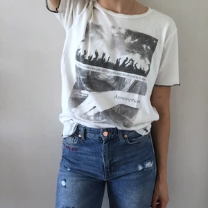  - T-shirt med tufft tryck och sicksackade ärmar