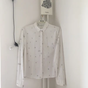  - Riktigt snygg, minimalistisk, vit skjorta med bokstäver på från MONKI. Storlek L som funkar oversized eller tight beroende på din storlek. Möts gärna upp i Göteborg, annars tillkommer frakt. Har swish! 