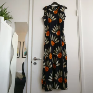  - Lång smal klänning med ananaser inköpt på secondhand 🍍 Finns ett mindre hål i en söm som enkelt går att lösa! Står ingen storlek då jag gissar att den är hemmasydd, men passar någon med mindre midja + höfter. 