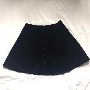 Svart kjol i Manchester med knappar från Brandy Melville! Stretchmaterial.