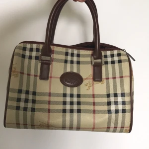  - Oäkta Burberry väska köp på second hand. Topp skick! 